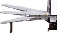 新明和、床下格納型テールゲートリフタに油圧チルト機能を追加 画像