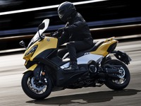 ヤマハ TMAX560 改良新型、バネ下重量低減でスポーツ性能向上…ナビ対応TFTメーターも新採用 画像