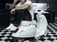 ジャスティン・ビーバー × ベスパ、全身ホワイトのクールな限定モデル発売 画像