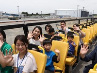 2階建てオープントップバスで空港内の滑走路横を走る　静岡で7月22日より 画像