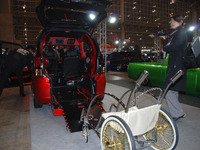 【東京オートサロン09】身障者も注目した埼玉自動車大学校の福祉車両 画像