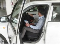 路線バスの運転手がペーパードライバーに運転を指南　東急バス 画像