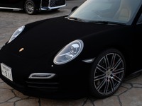 「世界一黒い車」が日本に誕生、「真・黒色無双」とのコラボでポルシェ911を全塗装 画像