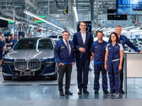 BMW 7シリーズ 新型、生産開始…初設定のツートーン仕様がラインオフ 画像