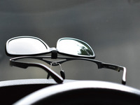 ドライバー専用の跳ね上げ式サングラス発売、偏光レンズでクリアな視界を確保 画像