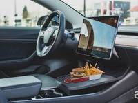 ドライブスルーも安心、テスラ専用センタートレイの先行販売開始 画像