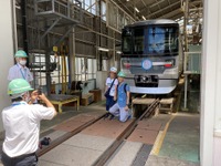 自分の絵が電車のヘッドマークになった!!…東京メトロの車両基地で撮影会 画像