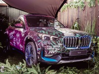 BMW X1 新型のEV「iX1」に、アートカーが早くも登場 画像