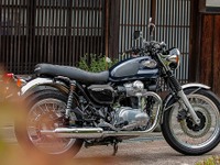 カワサキ W800シリーズ、新グラフィックスを設定　8月10日より順次発売 画像