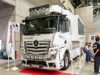 参考価格 2億円 以上！ 小型車両も収納してしまう超豪華キャンピングカー…アソモビ2022で展示中 画像