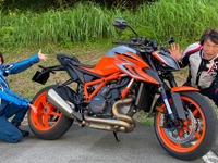 【KTM 1290スーパーデューク 試乗】馬力はハンパないけど実は扱いやすい!? シリーズ3車種イッキ乗り…丸山浩＆小鳥遊レイラ 画像