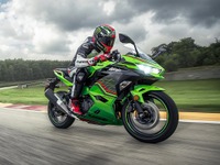 カワサキ Ninja 400/Z400、新色採用の2023年モデル発売へ 画像