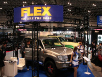 【東京オートサロン09】写真蔵…FLEX のランクル と ハイエース 画像