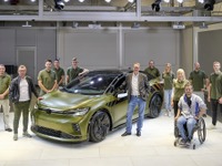 VWの電動SUVクーペ、ランボルギーニ純正グリーンで登場…職業訓練生がカスタム 画像