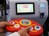 【東京オートサロン09】リアモニターは家族団らんに使う 画像