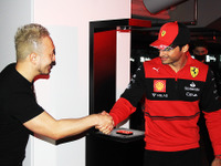 フェラーリの素材でできた「レナセンス」作品にサインツJr. も感心 画像