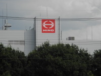 日野自動車、エンジン不正問題で4役員が辞任し、歴代経営者に報酬の一部返納を要請 画像