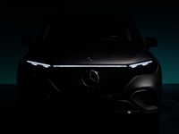 メルセデスベンツの新型EV『EQE SUV』、ティザー　10月16日に新型を発表予定 画像