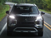 三菱 アウトランダーPHEV 新型、エンジン併用の航続は676kmに…米国仕様を発表 画像