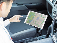 車内でタブレット操作するタブレットスタンド サンワサプライから 画像