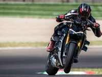 ドゥカティ『ストリートファイター』、サーキットで本領発揮の「V4 SP2」登場 画像