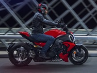 ドゥカティ、スポーツネイキッドとマッスルクルーザーを融合…『ディアベルV4』発表 画像