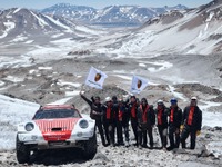 ポルシェ 911 をオフローダーに改造、世界で最も高い火山を踏破 画像