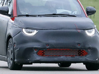 フィアット 500eについに「アバルト」登場へ！スペックはどうなる？プロト車両をチェック 画像