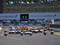 栃木県警が誇るスーパーカーのパトカー5台がSUPER GTマシンを先導 画像