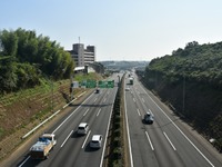 高速道路で車線維持装置が作動する上限速度を引き上げへ 画像