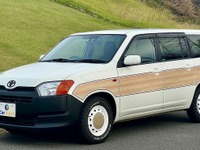 プロボックスをワイルドにカスタム、マグネットウッドデカールやグリルガード登場 画像