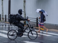 雨の日の自転車「カッパは傘より本当に安全？」意外な実験結果に【岩貞るみこの人道車医】 画像