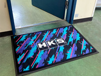 オイルカラーのデザイン…だが、滑らないマット HKS 画像