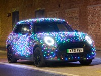 MINIのEVに3000個のLED電飾、英国内をクリスマスチャリティで走行 画像