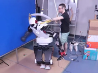 壁に手をついて転倒を避ける人型ロボット、フランスの研究チームが公開 画像