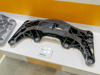 BMWに採用、クロスビームを軽量化した樹脂化技術…高機能素材Week 2022 画像