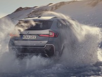BMWの新型EV 『iX1』、313馬力ツインモーター搭載…新写真 画像