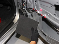 ［カーオーディオ DIY講座］まずはスピーカーの真裏にて「吸音処理」を！ 画像