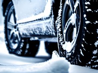 雪で電気自動車が立ち往生、保険のロードサービスは使えるの？ ガス欠だけ？ 画像