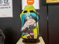 レーシングミクとコラボしたスポーツシートが登場、部屋の椅子としても使える：ブリッド…東京オートサロン2023 画像