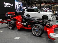 赤と黒に彩られた限定「ADVAN」カラーの実物大ミニ四駆…東京オートサロン2023に出現！ 画像