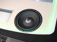 ［低音強化・実践レクチャー］後方に置いたサブウーファーの音が前から聴こえてくる!? その実現方法を解説！ 画像