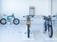 斬新デザイン、スウェーデンの電動バイクをオンライン販売　3年で5000台計画 画像