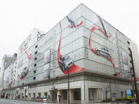銀座でビル外壁にアウディ Q5 登場 画像