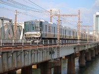 駅間立ち往生で16人を救急搬送…JR西日本「列車から降りていただくことに躊躇した」 画像