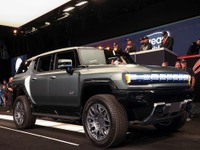 復活のハマー、SUVの量産第一号車が50万ドルで落札…新車価格の5倍 画像