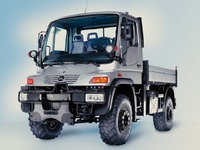 ボンド御用達? 道路も線路も走れるベンツがフルモデルチェンジ 画像