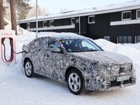 BMWのクーペSUV『X2』もEV化！テスラの充電スタンドで激写、そのスペックは？ 画像
