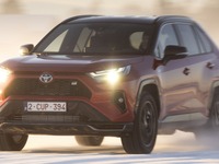 トヨタ RAV4「GRスポーツ」、PHEVは306馬力…欧州発売 画像
