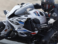 【BMW S1000RR 試乗】210psものハイパワーをつい“扱える”気になれてしまう…伊丹孝裕 画像